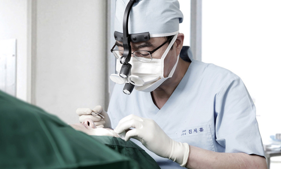 [메디소비자뉴스] 앞트임 흉터, 피부 스스로 회복시키는 자가진피재생술로 개선