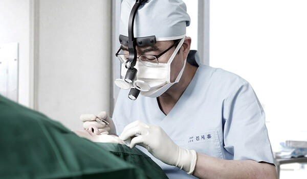 [메디컬투데이] 패인 흉터 치료하는 ‘쥬브젠 자가진피재생술’이란